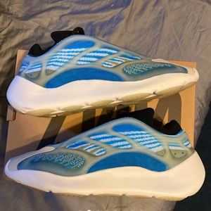 Yeezy 700 v3 “ Arzereth”